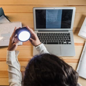 Herramientas bio-inteligentes y memoria celular: la luz coherente estructurada en biofotones